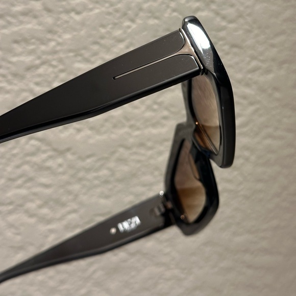 DEZI Read The Room Sunglasses - Picture 4 of 16